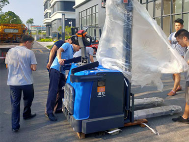 科力電動堆高車進行裝卸、堆高、堆垛和短距離運輸作業